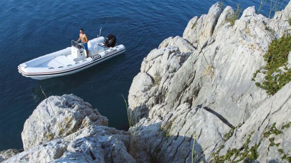 Scatto dall'alto di una scogliera di un gommone Joker Boat - Clubman 21.