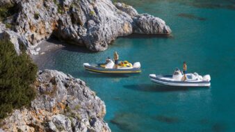 Scatto aereo di due gommoni Joker Boat - Coaster 520 lungo la costa.