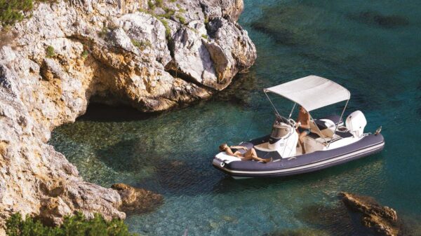 Scatto aereo di un gommone Joker Boat - Coaster 520 lungo la costa.