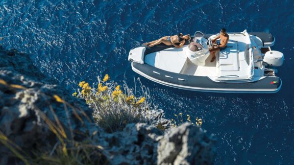 Scatto da una scogliera di un gommone Joker Boat - Coaster 520 lungo la costa.