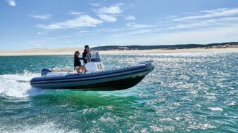 Scatto laterale di un gommone Joker Boat - Coaster 580 Plus in mare aperto.