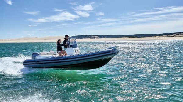 Scatto laterale di un gommone Joker Boat - Coaster 580 Plus in mare aperto.