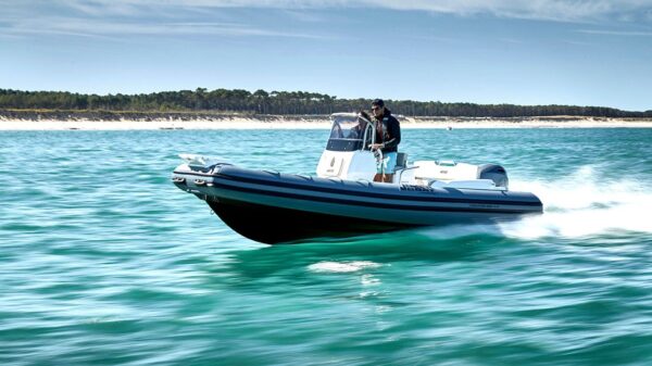 Scatto laterale di un gommone Joker Boat - Coaster 580 Plus in mare aperto.