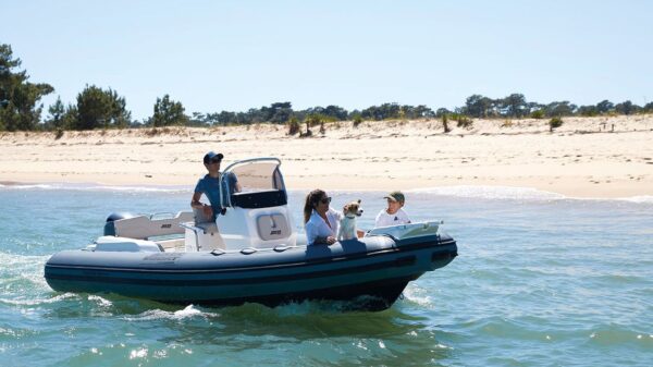 Scatto laterale di un gommone Joker Boat - Coaster 580 Plus lungo la riva.