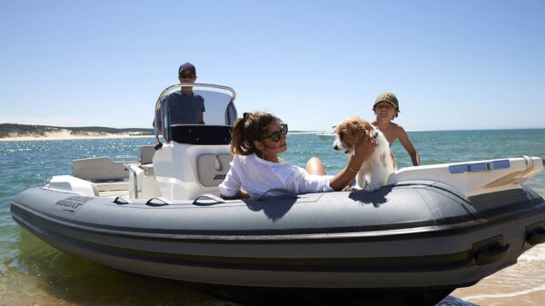 Scatto laterale di un gommone Joker Boat - Coaster 580 Plus a riva.