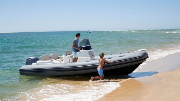 Scatto laterale di un gommone Joker Boat - Coaster 580 Plus a riva.