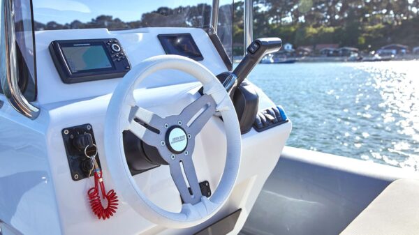 Scatto con dettaglio sulla consolle di un gommone Joker Boat - Coaster 580 Plus.