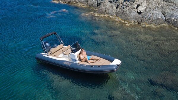 Scatto aereo di un gommone Joker Boat - Coaster 650 Plus lungo la costa.