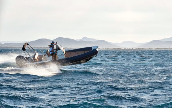 Scatto laterale di un gommone Joker Boat - Coaster 650 Plus in mare aperto.