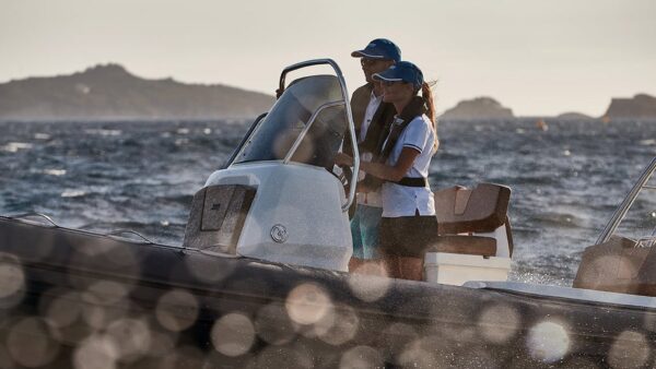 Scatto con dettaglio della postazione di guida di un gommone Joker Boat - Coaster 650 Plus.