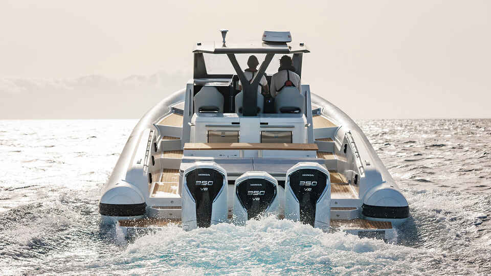 Scatto da dietro di una barca con tre motori Honda Marine