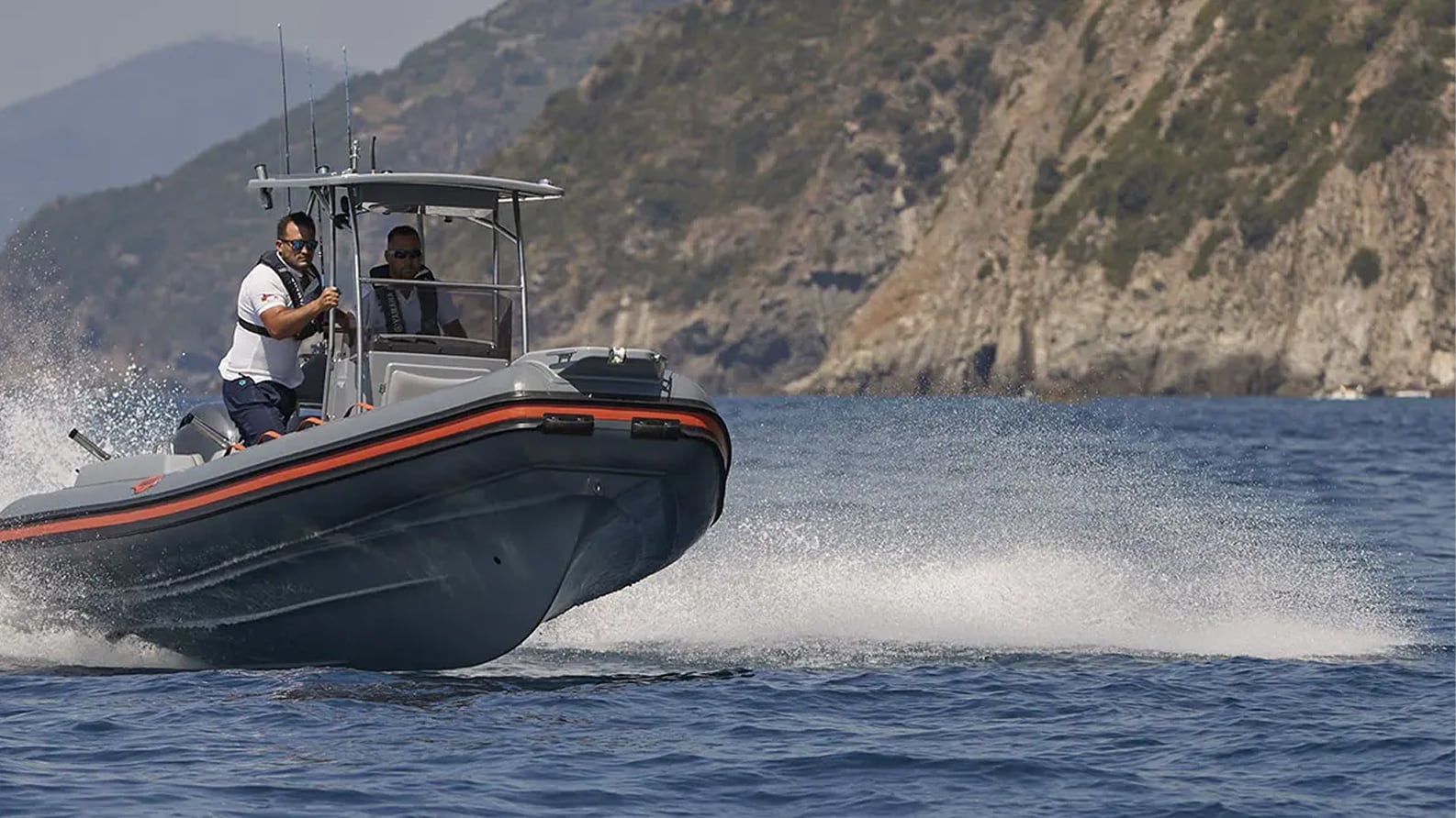 Scatto frontale di un gommone Joker Boat, Linea Barracuda, in mare aperto.