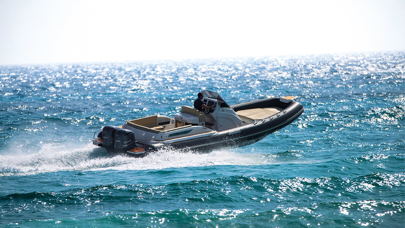 Scatto laterale di un gommone Joker Boat in mare aperto.