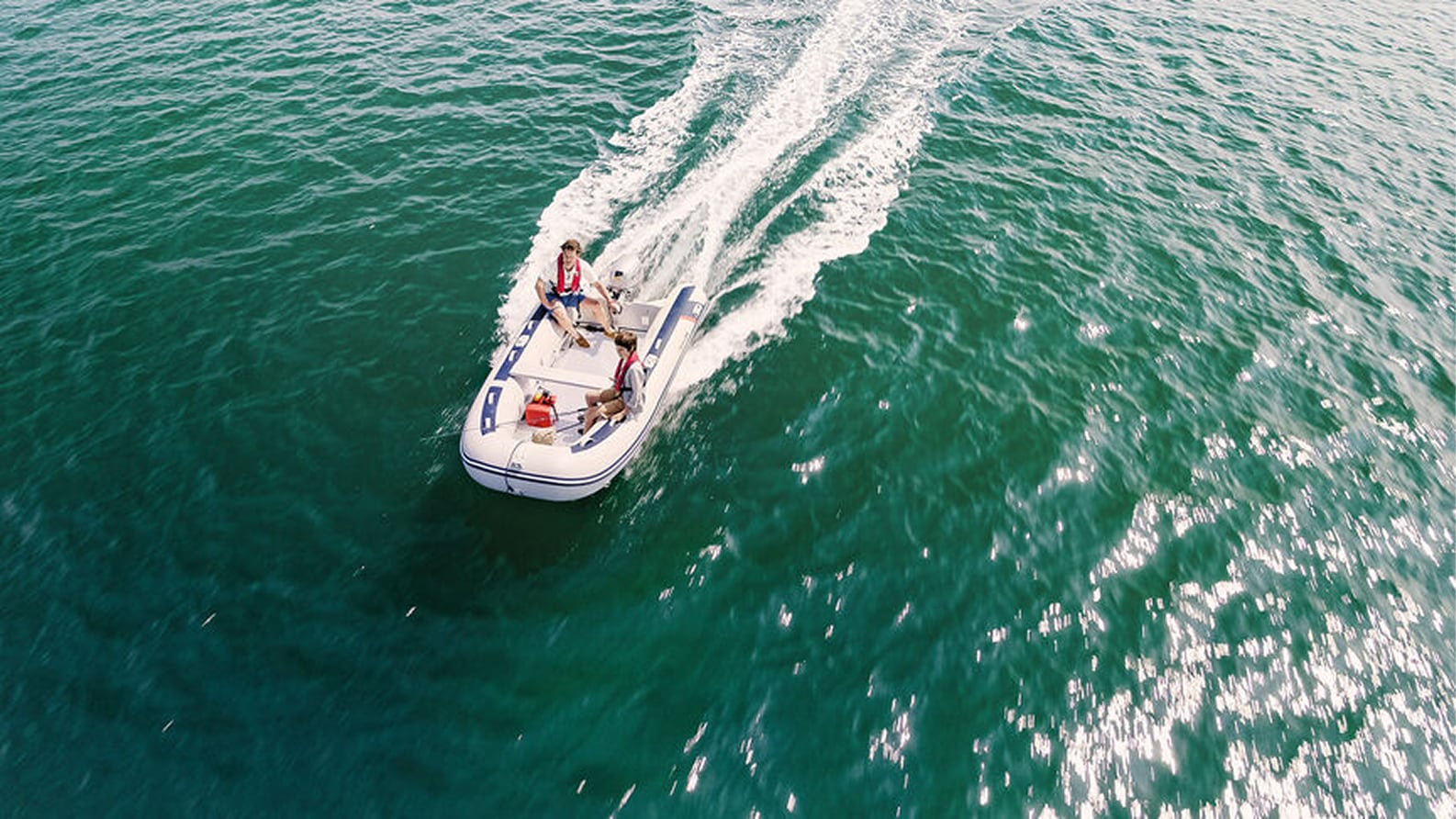 Scatto dall'alto di un gommone Honwave in movimento.
