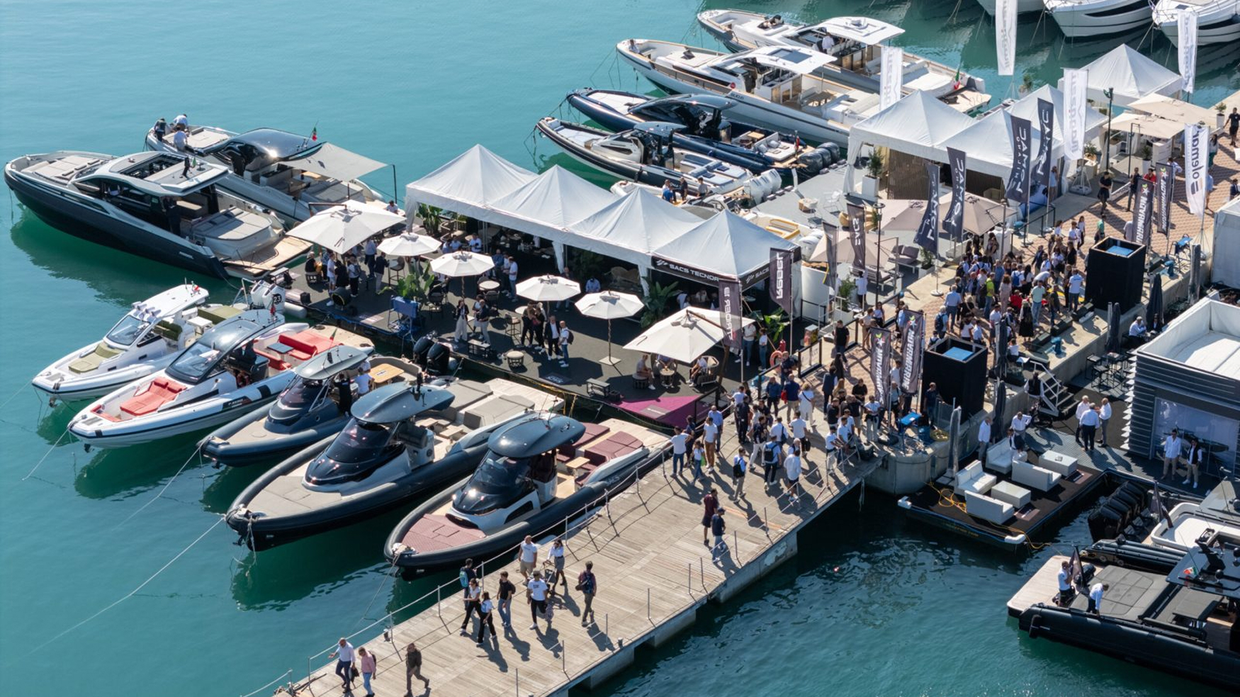 Scatto dall'alto di un molo con alcuni degli stand del salone nautico
