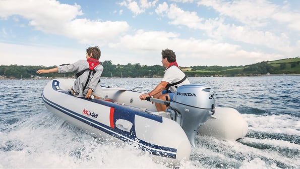 Foto laterale di un gommone Honwave in movimento