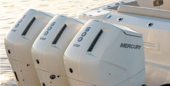 Primo piano di tre motori Mercury Marine