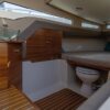 Panoramica della cabina interna dell'imbarcazione Tuccoli T250 SF Capraia
